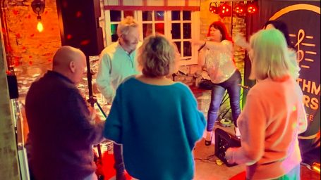 Aliki Sings Entertainment - Engaging performance - Gloucestershire