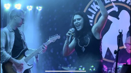 Aliki Sings Entertainment, Corsham, Witshire, Chippenham, Bristol, Bath, Dursley, Gloucester, live feel good music for every occasion